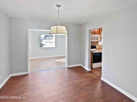 Single Family Residence in Jacksonville FL 6610 BLACKWOOD Drive 9.jpg