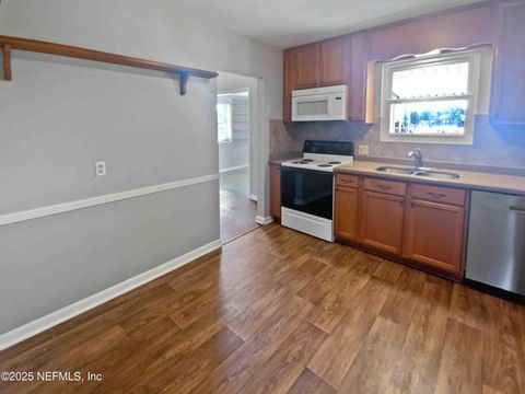 Single Family Residence in Jacksonville FL 6610 BLACKWOOD Drive 11.jpg