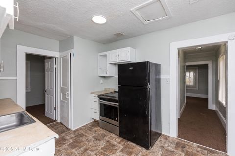 Single Family Residence in Jacksonville FL 1488 W 5TH Street 8.jpg