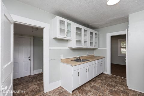 Single Family Residence in Jacksonville FL 1488 W 5TH Street 6.jpg