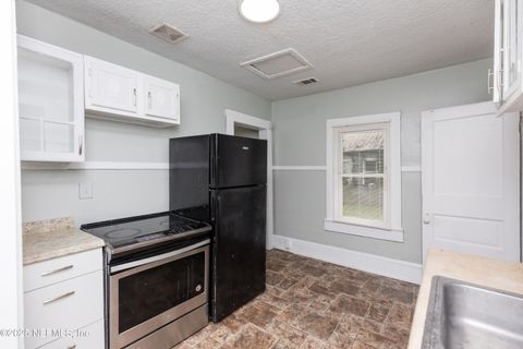 Single Family Residence in Jacksonville FL 1488 W 5TH Street 7.jpg