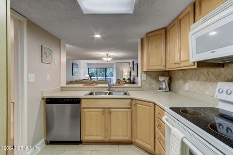 Condominium in Fernandina Beach FL 2122 BEACH WOOD Road 7.jpg