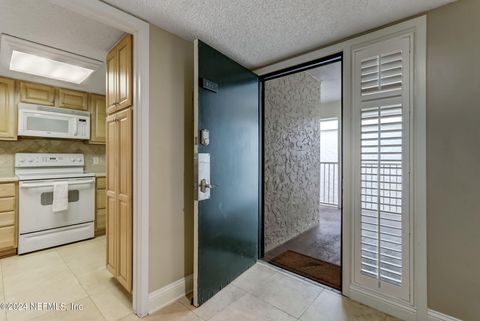 Condominium in Fernandina Beach FL 2122 BEACH WOOD Road 5.jpg