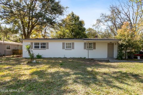 Single Family Residence in Jacksonville FL 7014 CHRISTOPHER ROBIN Drive.jpg