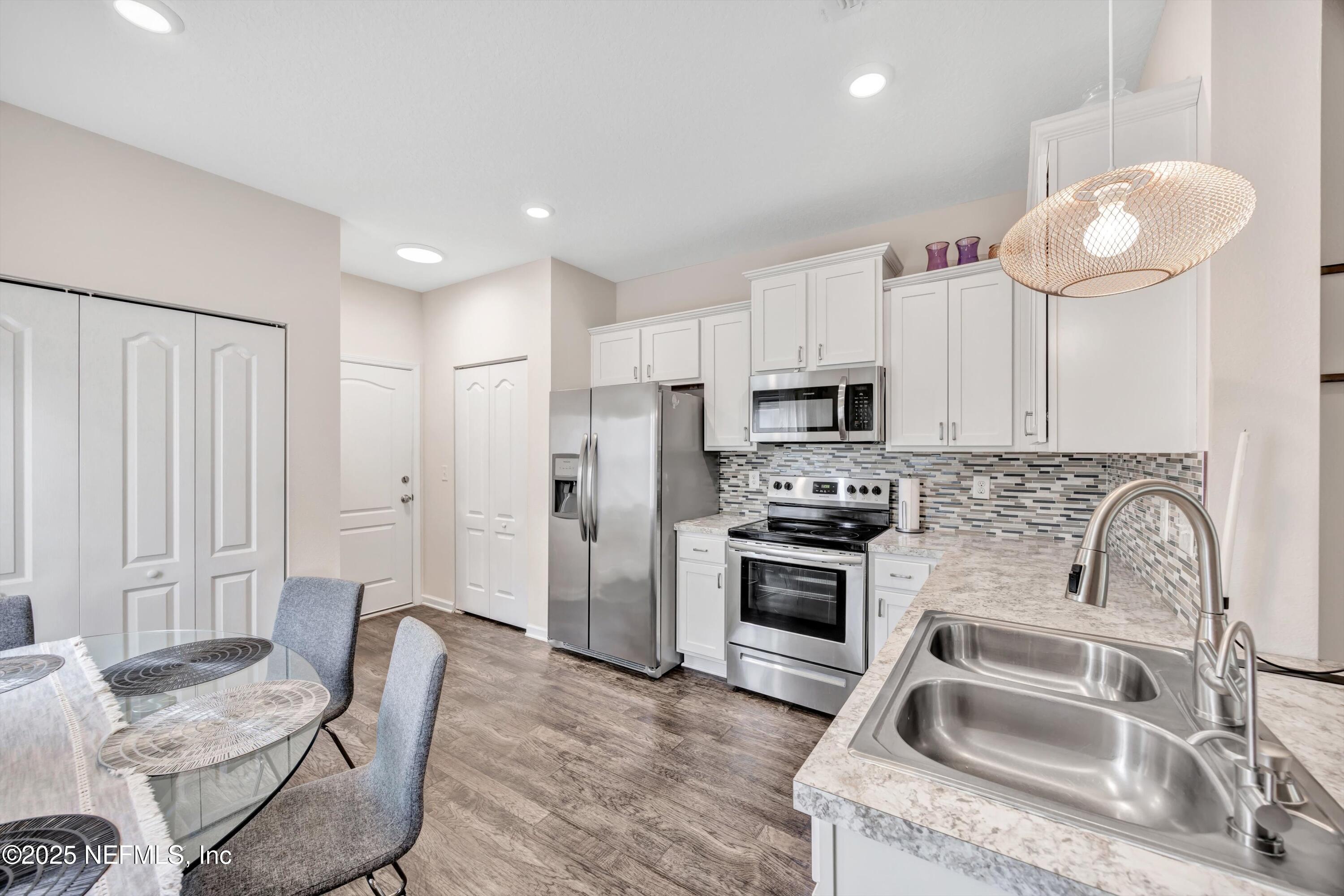 Townhouse in Jacksonville FL 8115 ECHO SPRINGS Road 8.jpg
