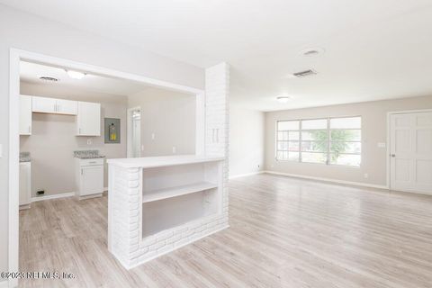 Single Family Residence in Jacksonville FL 727 ANTIGUA Road 6.jpg