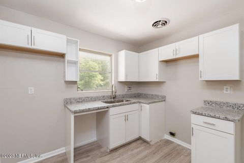 Single Family Residence in Jacksonville FL 727 ANTIGUA Road 8.jpg