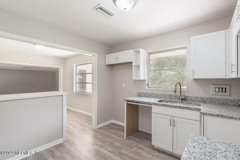 Single Family Residence in Jacksonville FL 727 ANTIGUA Road 7.jpg