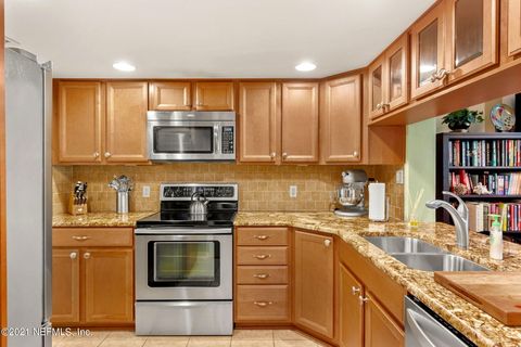 Condominium in Fernandina Beach FL 2123 BEACHWOOD Road 5.jpg