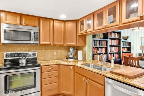 Condominium in Fernandina Beach FL 2123 BEACHWOOD Road 6.jpg