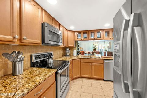 Condominium in Fernandina Beach FL 2123 BEACHWOOD Road 7.jpg