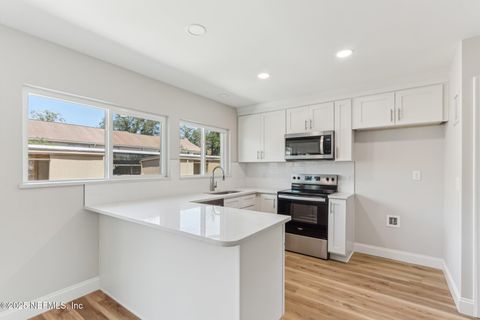Townhouse in Jacksonville FL 8211 KENSINGTON Square.jpg