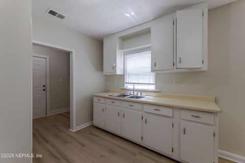 Single Family Residence in Jacksonville FL 3426 LOWELL Avenue 16.jpg