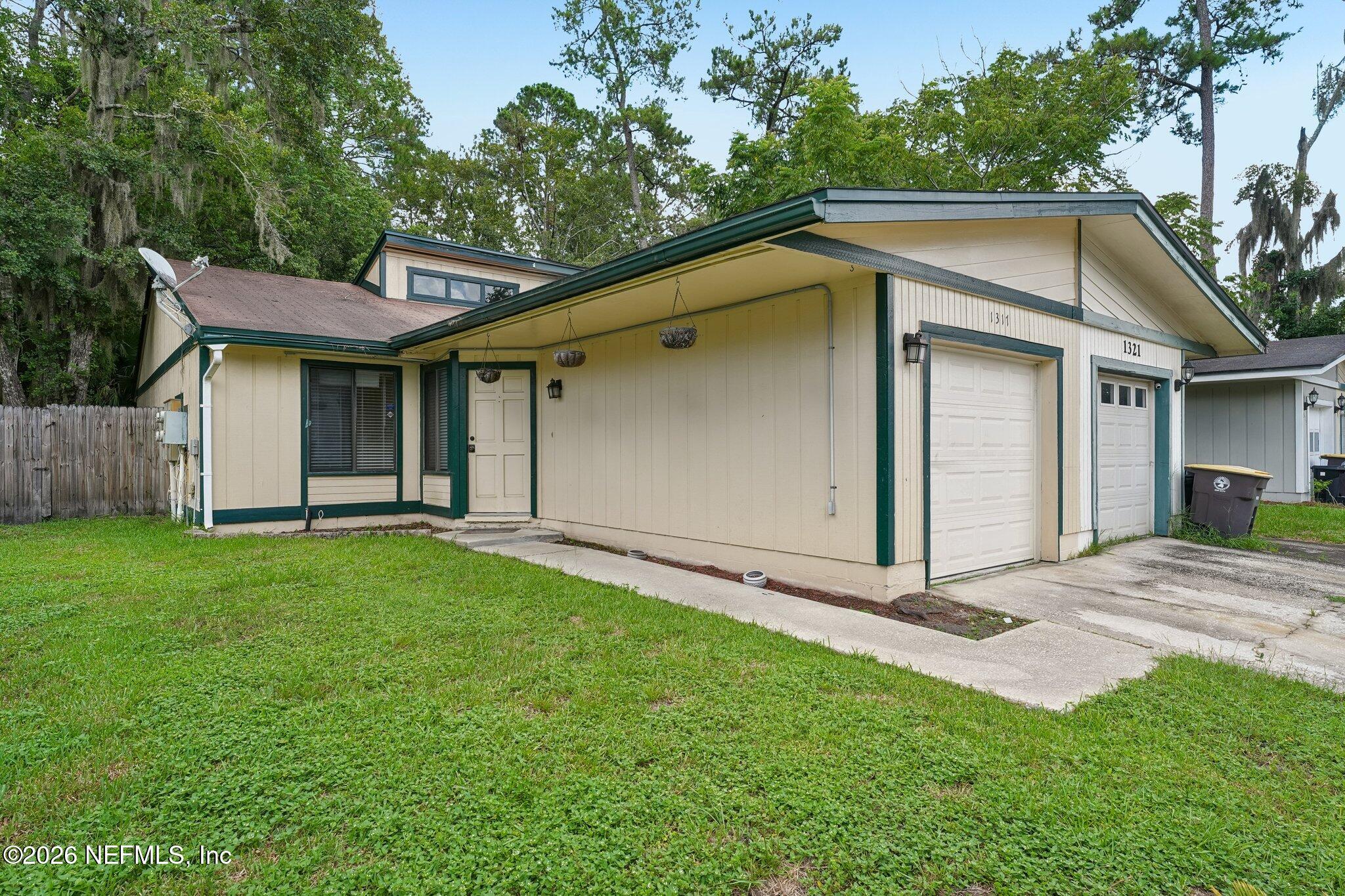 1317 Ellis Trace Dr, Jacksonville, FL 32205