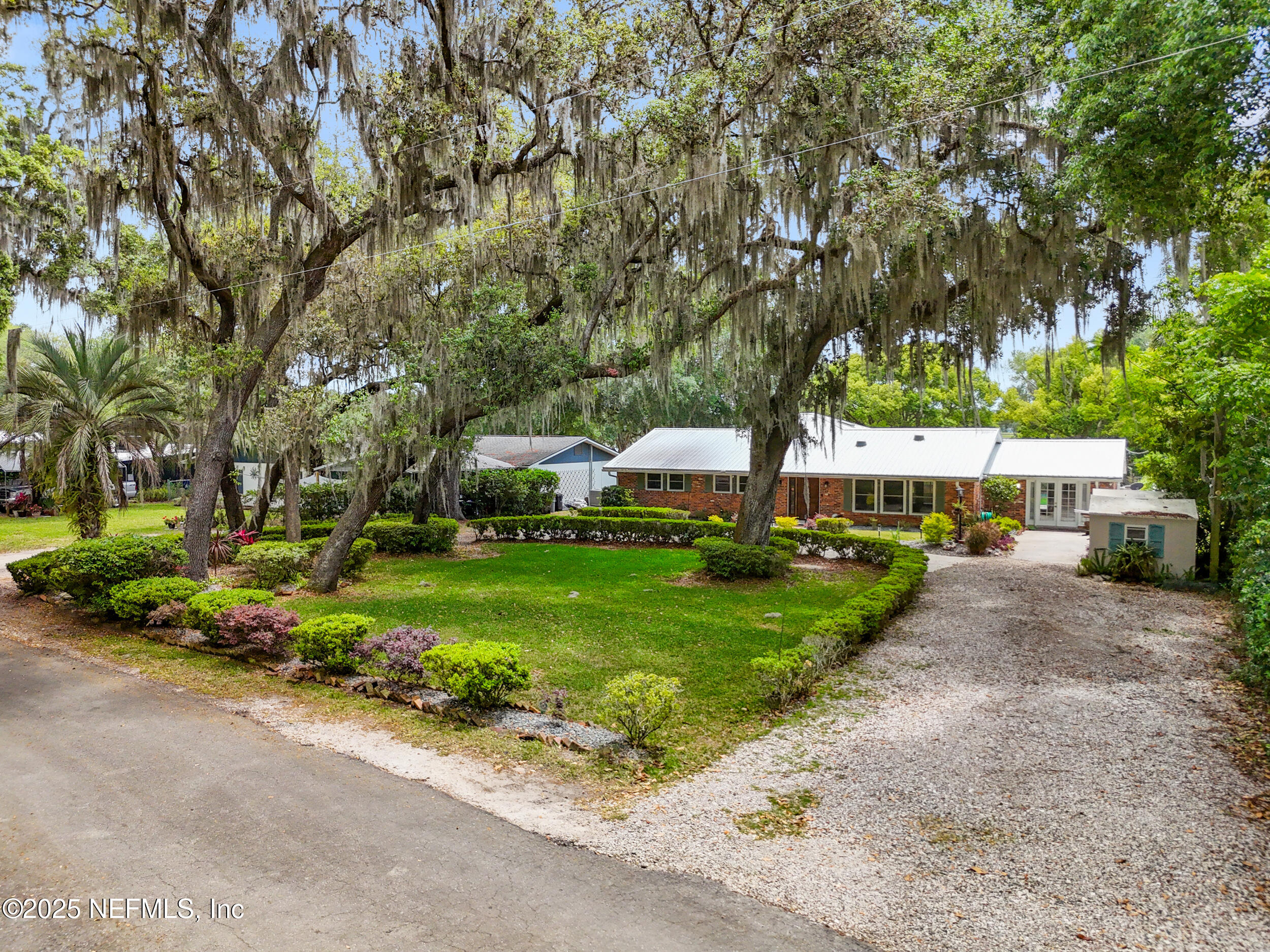 Single Family Residence in Keystone Heights FL 49 SE NELSONS POINT Road 1.jpg