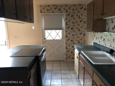 Single Family Residence in Jacksonville FL 1130 CROWN Drive 6.jpg